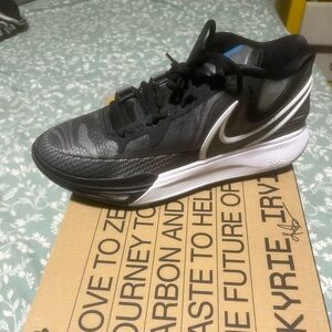 Kyrie Irving basketball shoe